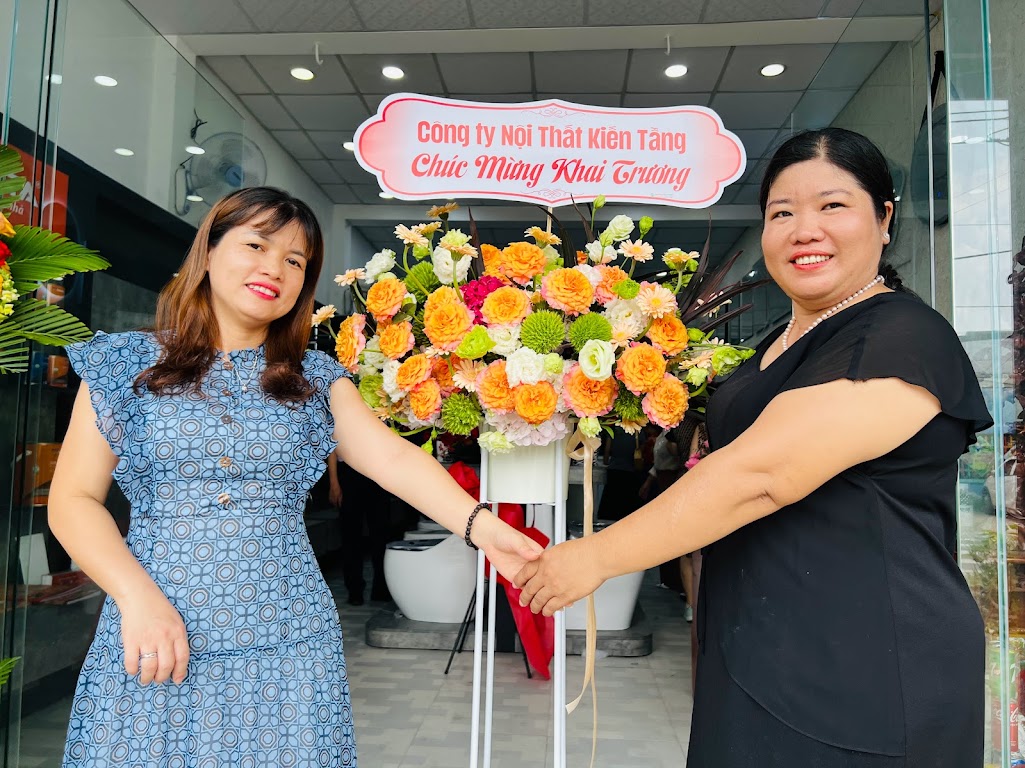 Ms Vân Anh, CEO Công ty Anh Phát nhận hoa chúc mừng từ công ty Kiến Tầng