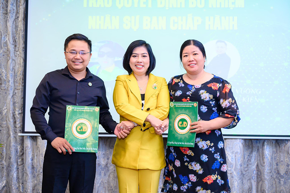 Công bố Quyết định bổ nhiệm vị trí Trưởng Ban CTXHPT Phạm Thị Vân Anh và Trưởng Ban Truyền Thông Sự Kiện Trần Quang Vươnga
